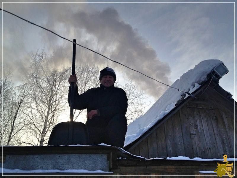 муж чистит крышу