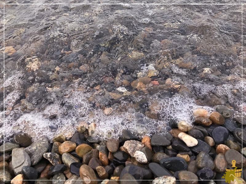 Отдыхать можно не только в бане — Курортный городок в Адлере (отдыхать, можно, только, баня, курортный) камни в море