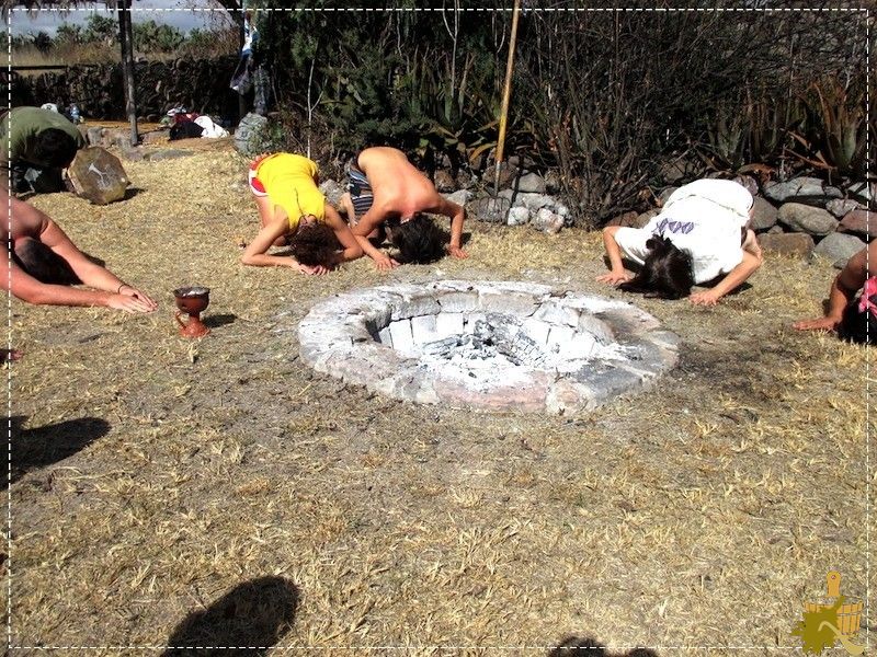 Мексиканская баня темаскаль или дом горячих камней (мексиканский, банить, темаскаль, горячее, камень) у костра