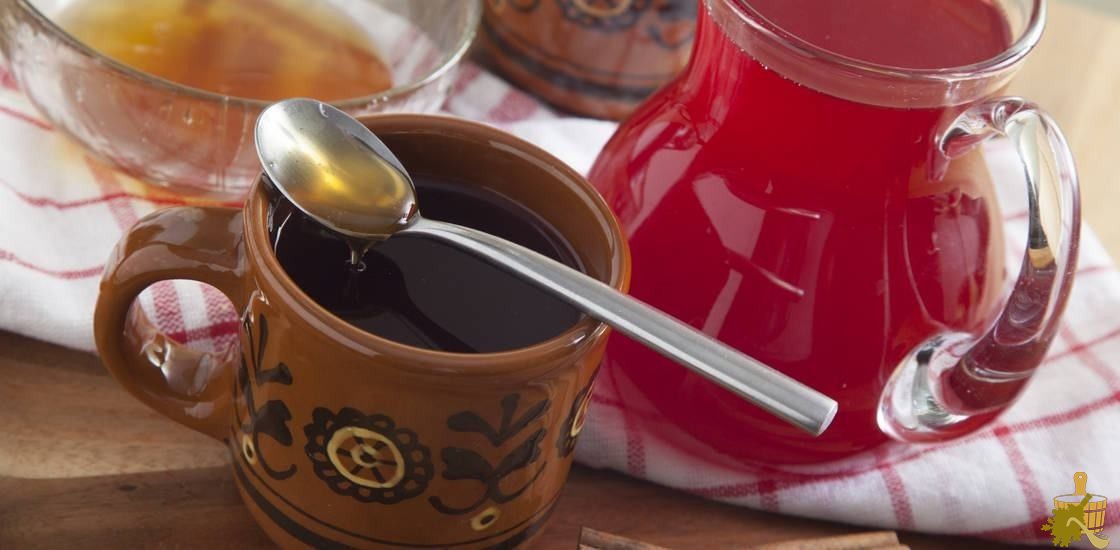 Вкусно и полезно: пять традиционных рецептов сбитня для бани