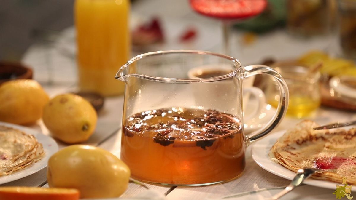 Вкусно и полезно: пять традиционных рецептов сбитня для бани